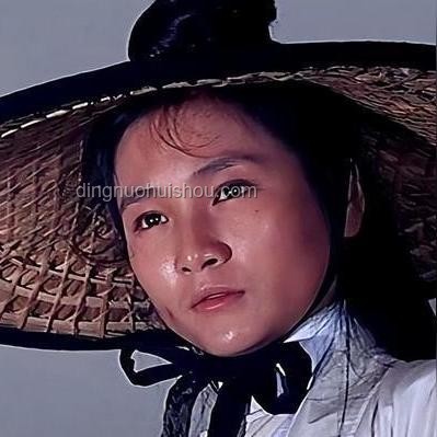 **102岁老人奇迹生还：众人合力接住坠楼瞬间**
